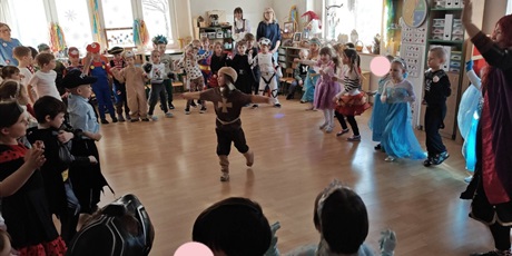 Powiększ grafikę: bal-karnawalowy-673050.jpg