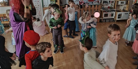 Powiększ grafikę: bal-karnawalowy-673054.jpg