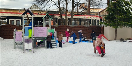 DZIECI Z ZIMY SIĘ CIESZĄ