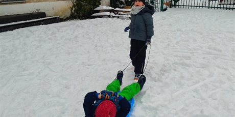 Powiększ grafikę: dzieci-z-zimy-sie-ciesza-676217.jpg