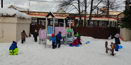 Powiększ grafikę: dzieci-z-zimy-sie-ciesza-676218.jpg