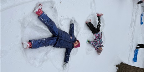 Powiększ grafikę: dzieci-z-zimy-sie-ciesza-676236.jpg