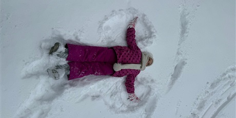 Powiększ grafikę: dzieci-z-zimy-sie-ciesza-676240.jpg