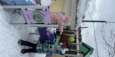 Powiększ grafikę: dzieci-z-zimy-sie-ciesza-676245.jpg