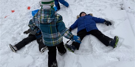 Powiększ grafikę: dzieci-z-zimy-sie-ciesza-676247.jpg