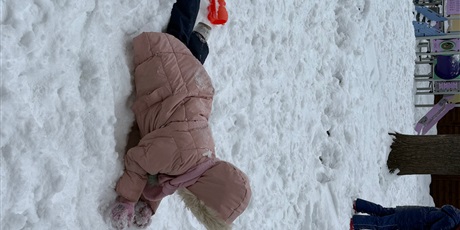 Powiększ grafikę: dzieci-z-zimy-sie-ciesza-676248.jpg