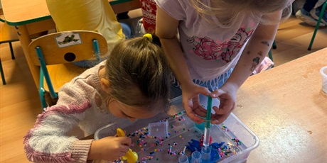 Powiększ grafikę: dzieci-z-zimy-sie-ciesza-683437.jpg