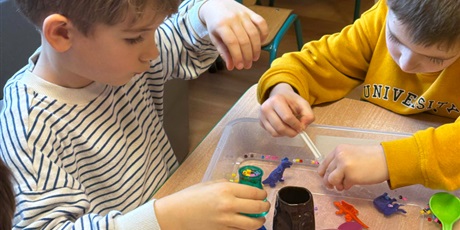 Powiększ grafikę: dzieci-z-zimy-sie-ciesza-683438.jpg