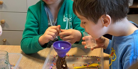 Powiększ grafikę: dzieci-z-zimy-sie-ciesza-683441.jpg