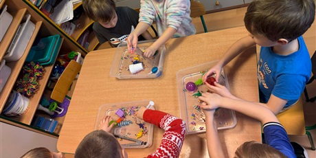 Powiększ grafikę: dzieci-z-zimy-sie-ciesza-683445.jpg