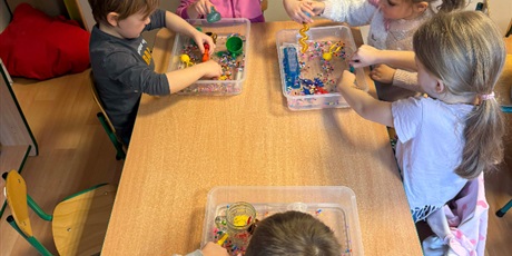 Powiększ grafikę: dzieci-z-zimy-sie-ciesza-683446.jpg