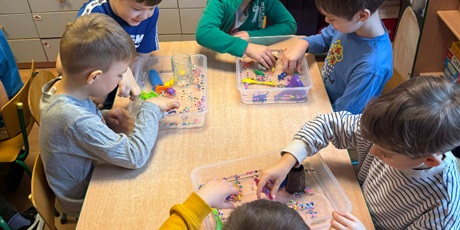 Powiększ grafikę: dzieci-z-zimy-sie-ciesza-683447.jpg