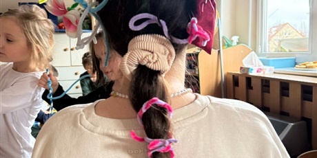 Powiększ grafikę: dzien-smiesznych-fryzur-683422.jpg