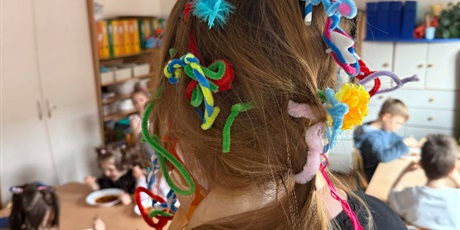 Powiększ grafikę: dzien-smiesznych-fryzur-683423.jpg