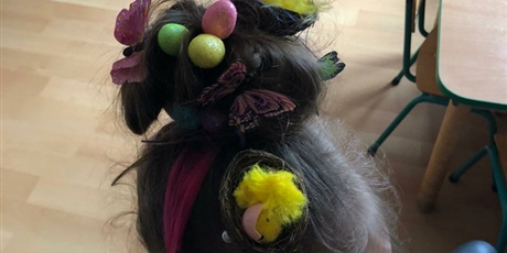 Powiększ grafikę: dzien-smiesznych-fryzur-683432.jpg