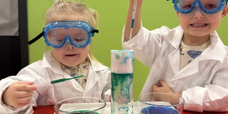 EKSPERYMENTY Z PANIĄ PINK I BLUE