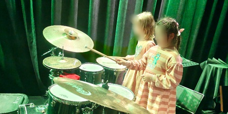 LUMI- W TRAWIE SZUMI (DZIECI Z GRUP: 3, 4 i 5 W TEATRZE MOSTOWNIA)