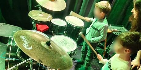 Powiększ grafikę: lumi-w-trawie-szumi-dzieci-z-grup-3-4-i-5-w-teatrze-mostownia-687509.jpg