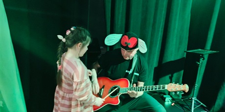 Powiększ grafikę: lumi-w-trawie-szumi-dzieci-z-grup-3-4-i-5-w-teatrze-mostownia-687510.jpg