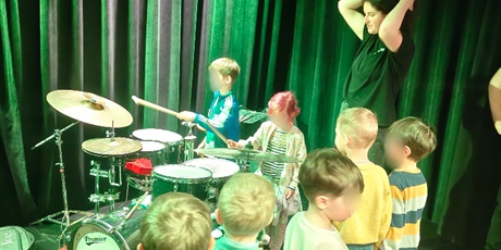 Powiększ grafikę: lumi-w-trawie-szumi-dzieci-z-grup-3-4-i-5-w-teatrze-mostownia-687511.jpg