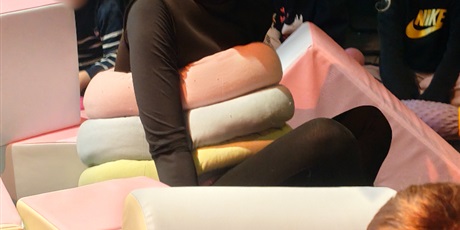 Powiększ grafikę: lumi-w-trawie-szumi-dzieci-z-grup-3-4-i-5-w-teatrze-mostownia-687515.jpg