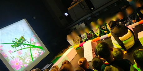 Powiększ grafikę: lumi-w-trawie-szumi-dzieci-z-grup-3-4-i-5-w-teatrze-mostownia-687518.jpg