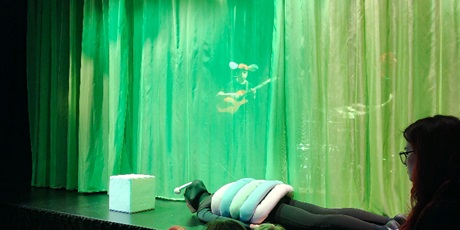 Powiększ grafikę: lumi-w-trawie-szumi-dzieci-z-grup-3-4-i-5-w-teatrze-mostownia-687519.jpg