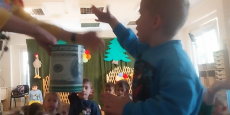 Powiększ grafikę: podworko-dyzia-piorko-teatr-dla-gr-1-i-2-687493.jpg