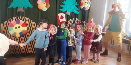 Powiększ grafikę: podworko-dyzia-piorko-teatr-dla-gr-1-i-2-687494.jpg