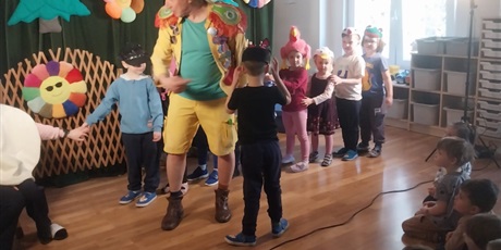 Powiększ grafikę: podworko-dyzia-piorko-teatr-dla-gr-1-i-2-687495.jpg