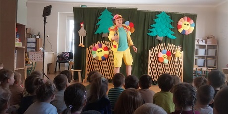 Powiększ grafikę: podworko-dyzia-piorko-teatr-dla-gr-1-i-2-687496.jpg