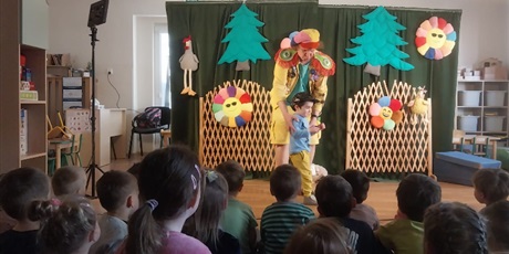 Powiększ grafikę: podworko-dyzia-piorko-teatr-dla-gr-1-i-2-687497.jpg