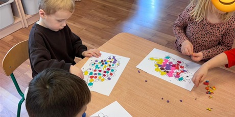 Powiększ grafikę: swiat-dinozaurow-w-grupie-1-677320.jpg