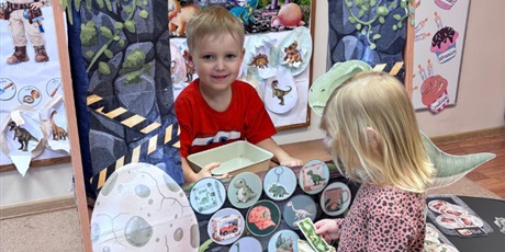 Powiększ grafikę: swiat-dinozaurow-w-grupie-1-677323.jpg