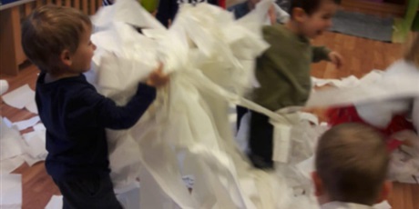 Powiększ grafikę: Dzieci w ruchu, starające się zrobić bałwana z papieru.