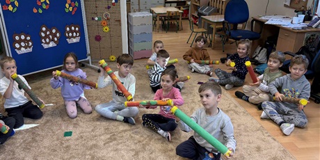 Powiększ grafikę: MUZYKUJEMY NA ZROBIONYCH PRZEZ NAS KIJACH DESZCZOWYCH 