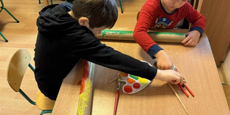 Powiększ grafikę: MUZYKUJEMY NA ZROBIONYCH PRZEZ NAS KIJACH DESZCZOWYCH 