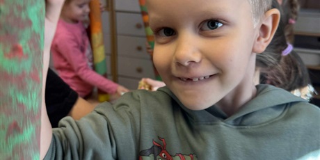 Powiększ grafikę: MUZYKUJEMY NA ZROBIONYCH PRZEZ NAS KIJACH DESZCZOWYCH 