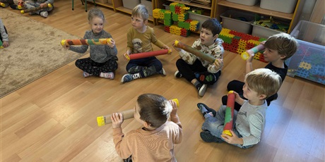 Powiększ grafikę: MUZYKUJEMY NA ZROBIONYCH PRZEZ NAS KIJACH DESZCZOWYCH 