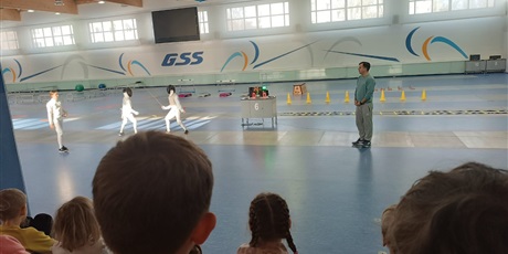 Powiększ grafikę: W GDAŃSKIEJ SZKOLE SZERMIERKI