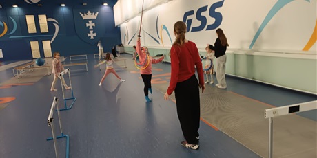 Powiększ grafikę: W GDAŃSKIEJ SZKOLE SZERMIERKI