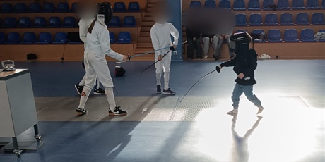 Powiększ grafikę: W GDAŃSKIEJ SZKOLE SZERMIERKI