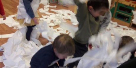 Powiększ grafikę: Dzieci bawiące się papierem